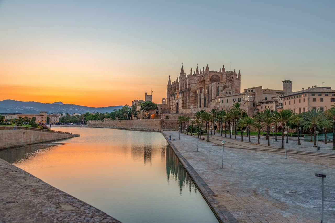 Catedral de Palma y Parc de la Mar al atardecer
